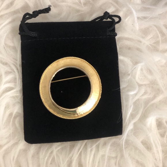 Jewelry - Vintage Women's Gold Circular Brooch With a Black Velvet Bag